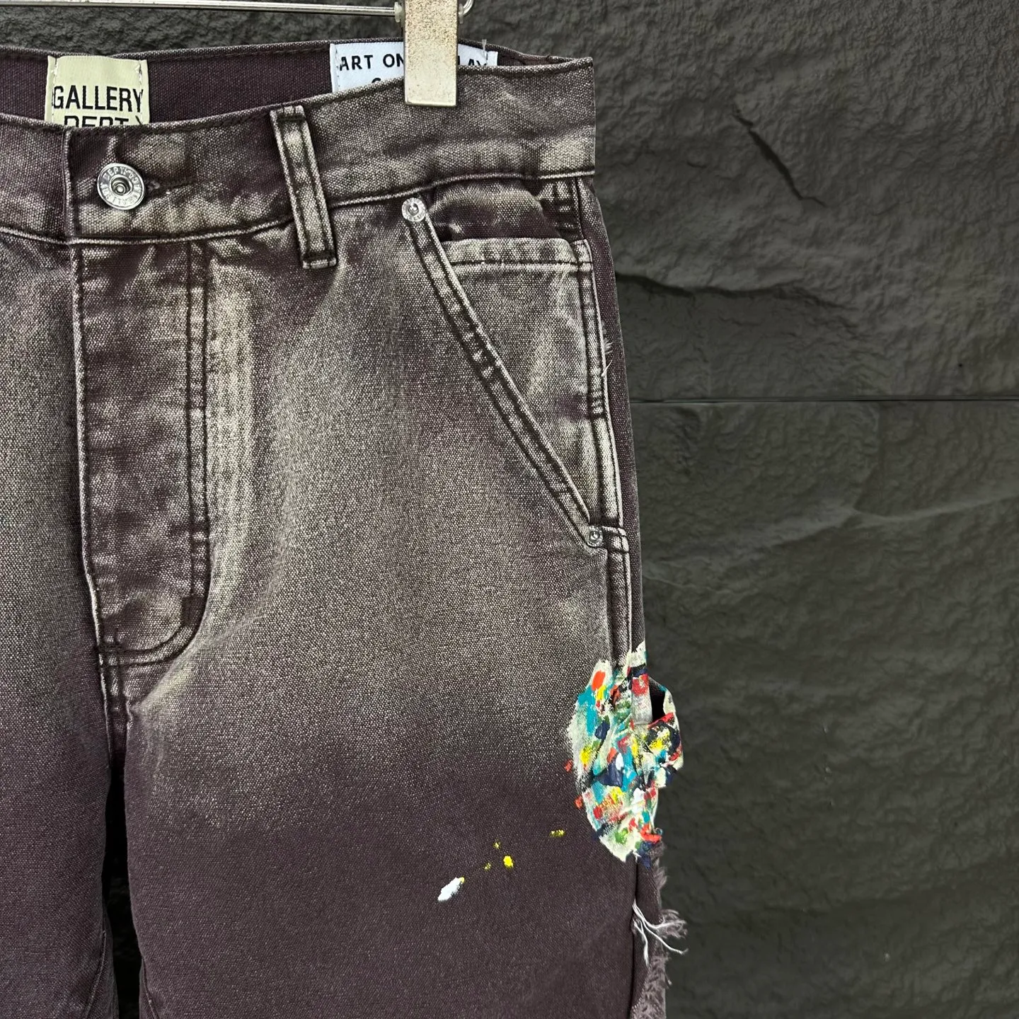 P250 GALLERY DEPT. & Croixin co-branded 2025 new splash-ink hand-painted splicing multi-pocket couple style loose washed micro-flared jeans 🔥High version🔥High version🔥 Top ceiling quality Styles with different washed textures are very friendly to people with thin legs and thick legs. The micro-flared version is very flattering. Moderate length that never goes out of style, easy to match with casually, basic styling for various styles, a must-have in the wardrobe! The fabric is stiff but also makes the upper body soft without losing texture. The washing process is even more perfect. It is a must-have item for everyone! ! ! Washed wheat, hang tag, pants label, three complete labels, color: brown, size: 28, 30, 32, 34, 36 (five sizes)